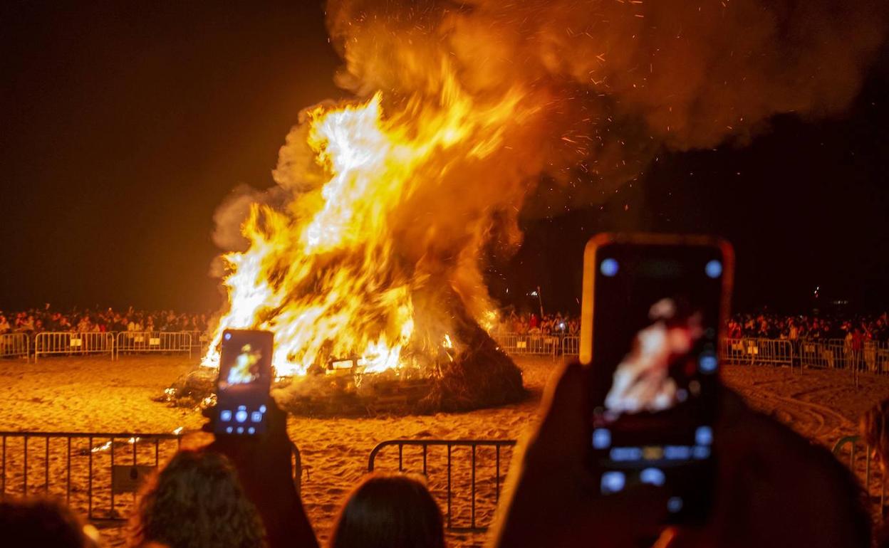 Vuelven Las Hogueras De San Juan Tras Dos A Os Prohibidas Por El Covid